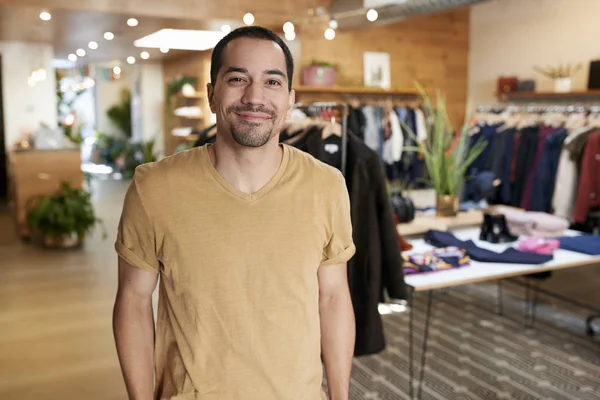 微笑的年轻的西班牙裔男子站在服装店 — 图库照片