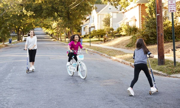 Tres Chicas Montadas Scooters Una Bicicleta Calle —  Fotos de Stock