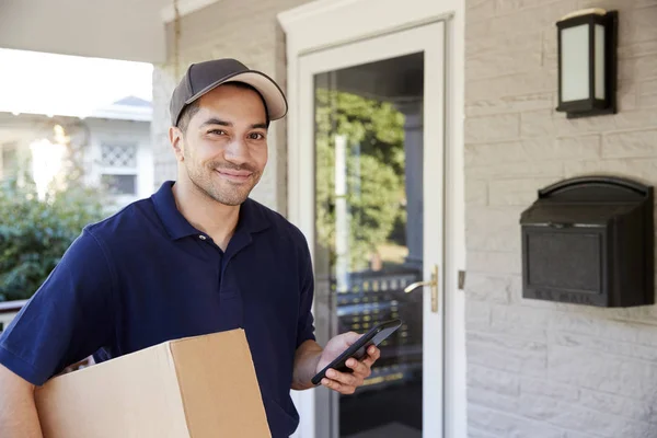 Retrato Courier Com Pacote Entrega Tablet Digital — Fotografia de Stock