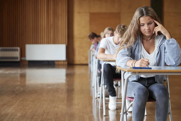 Grup Genç Öğrenci Sınav Okul Salonunda Oturuyor — Stok fotoğraf