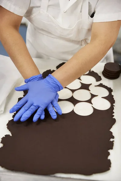 Mladou Ženou Vysekávání Cookie Těsta Kruhy Pekárně — Stock fotografie