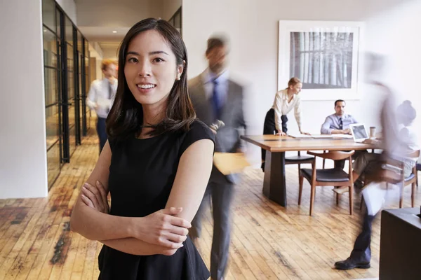 Portret Van Jonge Aziatische Vrouw Een Drukke Moderne Werkplaats — Stockfoto