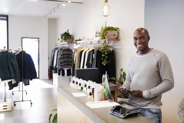 Asistente Masculino Sonriendo Detrás Del Mostrador Tienda Ropa —  Fotos de Stock