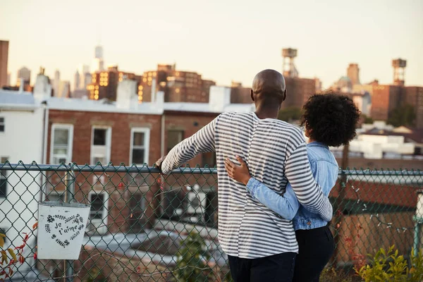 Jonge Zwarte Paar Omarmen Brooklyn Dak Achteraanzicht — Stockfoto
