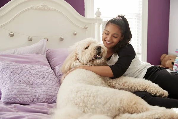 Junges Teenie Mädchen Kuschelt Hund Auf Ihrem Bett — Stockfoto