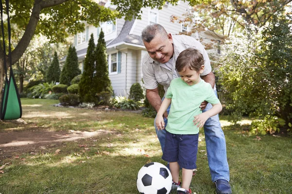 Grand Père Jouant Football Dans Jardin Avec Petit Fils — Photo