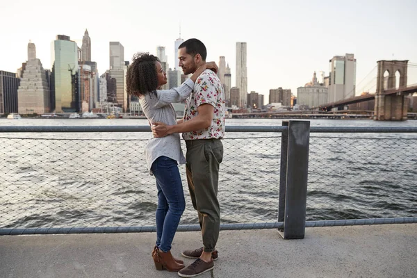 Romantico Giovane Coppia Con Manhattan Skyline Background — Foto Stock