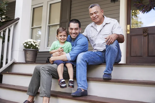 Männliche Mehrgenerationenfamilie Sitzt Auf Stufen Vor Haus — Stockfoto