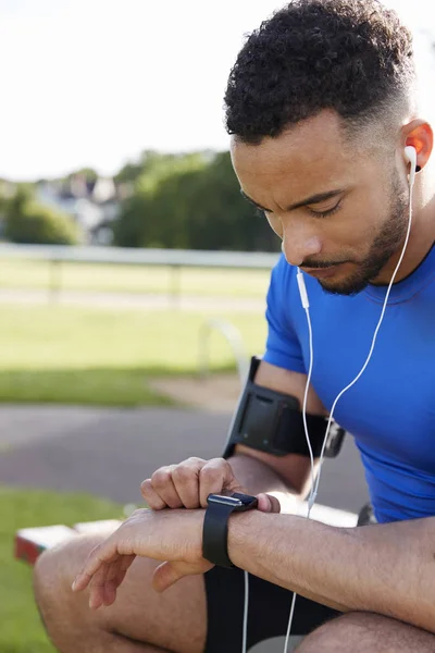 Joven Atleta Masculino Utilizando Aplicación Fitness Smartwatch Vista Lateral —  Fotos de Stock