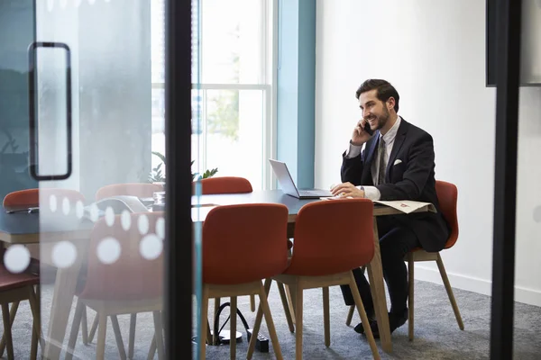 Jeune Homme Affaires Passe Coup Fil Dans Une Salle Conférence — Photo