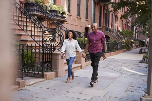 Casal Jovem Andando Longo Rua Urbana Nova York — Fotografia de Stock