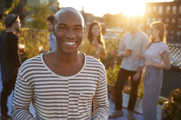 若い黒人男性でカメラに笑顔屋上パーティー — ストック写真