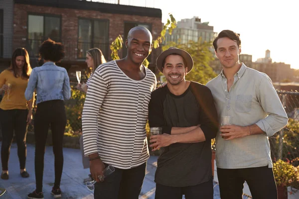 Tres Amigos Varones Una Fiesta Azotea Sonriendo Cámara — Foto de Stock