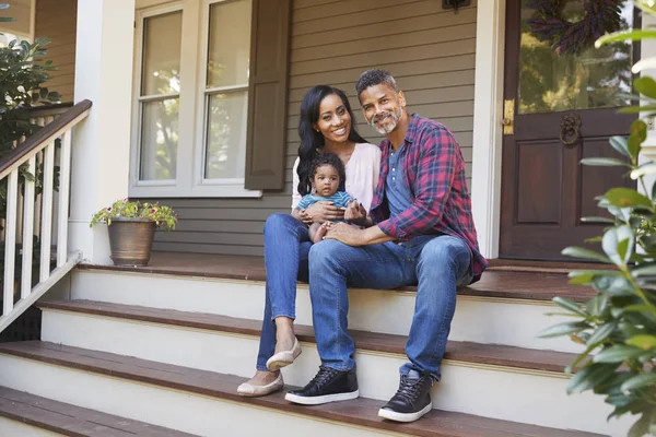 Familie Mit Baby Sohn Sitzt Auf Stufen Zur Veranda Des — Stockfoto