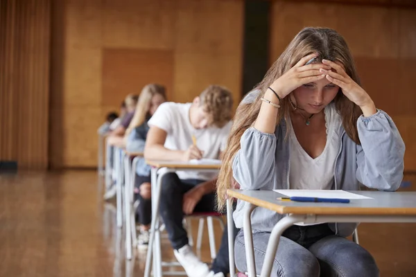 学校礼堂焦急的青少年学生静坐考试 — 图库照片