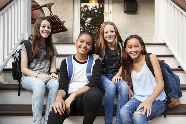 Jovens Meninas Adolescentes Frente Passos Casa Olhando Para Câmera — Fotografia de Stock