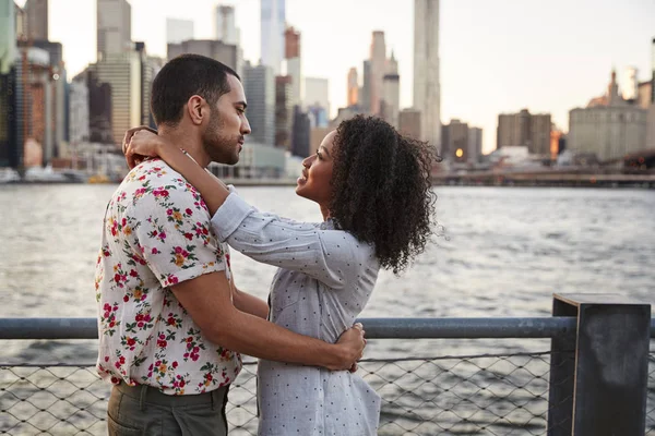 Romantico Giovane Coppia Con Manhattan Skyline Background — Foto Stock