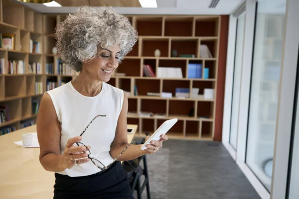 Mujer Negocios Senior Sosteniendo Gafas Usando Teléfono Inteligente — Foto de Stock