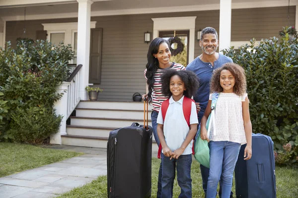 Porträtt Familj Med Bagage Lämnar Huset För Semester — Stockfoto