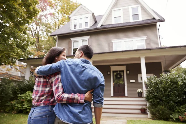 Vista Trasera Pareja Amorosa Caminando Hacia Casa — Foto de Stock