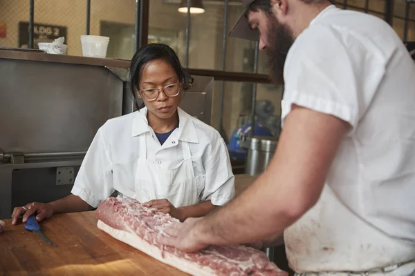 Man Woman Preparing Meat Cuts Meat Sell Butcher Shop — Stock Photo, Image