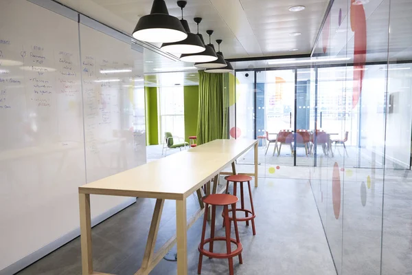 Casual Meeting Area Einem Leer Stehenden Geschäftslokal — Stockfoto