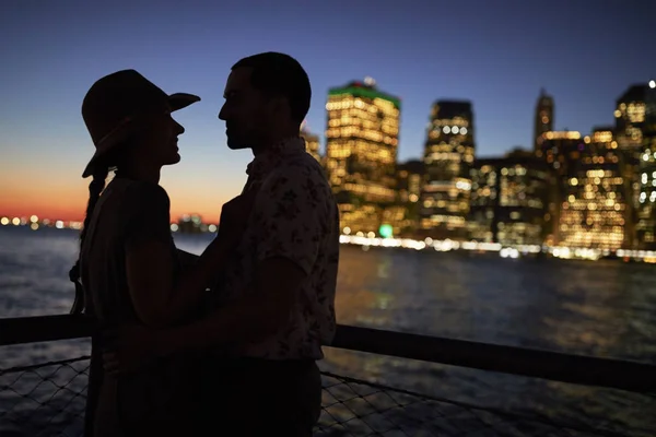 Silhouette Eines Romantischen Paares Mit Stadtsilhouette Hintergrund — Stockfoto