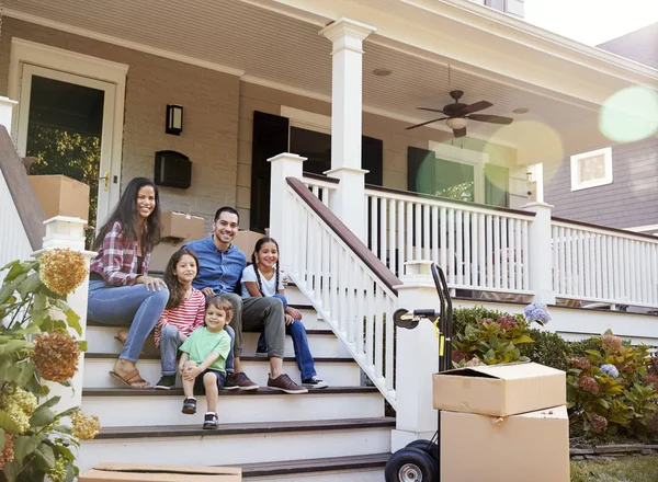 Familie Sitzt Beim Einzug Auf Stufen Des Neuen Hauses — Stockfoto