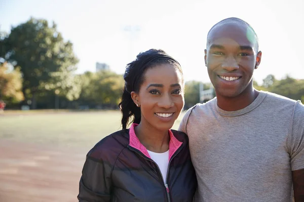 Young Black Couple Smiling Camera Brooklyn Park — Stock Photo, Image