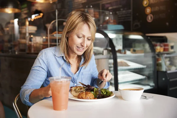 Kvinne Kaffebar Sitter Ved Bordet Spiser Varm Lunsj – stockfoto