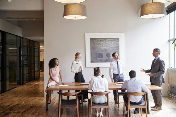 Jovens Profissionais Torno Uma Mesa Uma Reunião Negócios — Fotografia de Stock