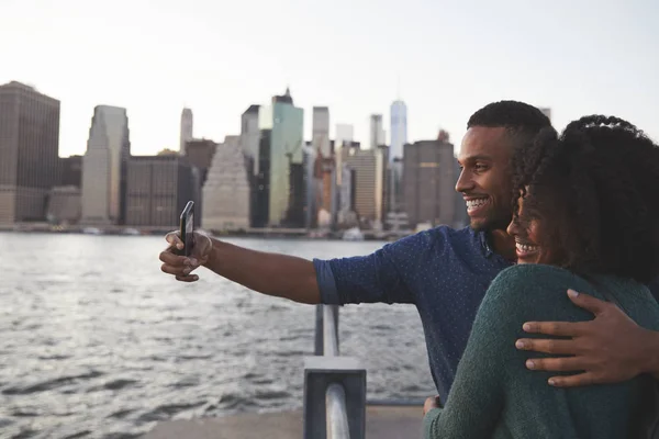 Young Black Couple Taking Photo Quayside Side View — Stock Photo, Image