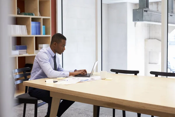 Jeune Homme Affaires Noir Travaillant Seul Dans Bureau — Photo