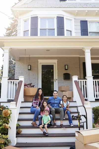 Familie Zitten Trappen Van Het Nieuwe Huis Bewegende Dag — Stockfoto