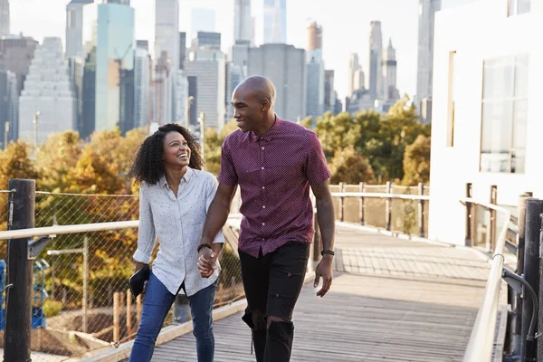 Paar Een Bezoek Aan New York Met Skyline Van Manhattan — Stockfoto