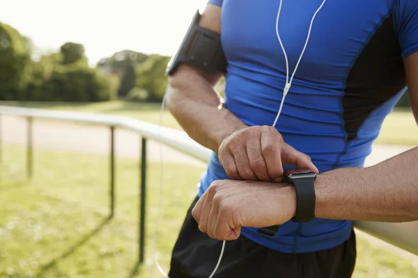 Homem Aplicativo Fitness Configuração Pista Smartwatch Seção Meio — Fotografia de Stock