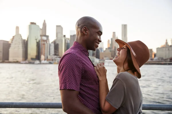 Romântico Jovem Casal Com Manhattan Skyline Segundo Plano — Fotografia de Stock