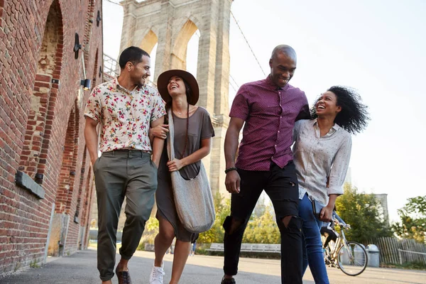 Groep Vrienden Wandelen Door Brooklyn Bridge New York City — Stockfoto