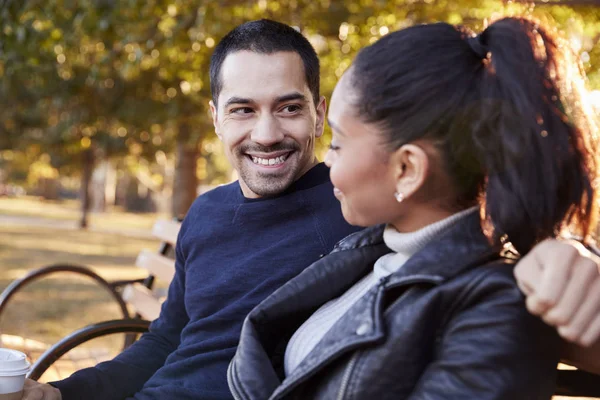 Young Couple Sitting Bench Brooklyn Park Close — Stock Photo, Image