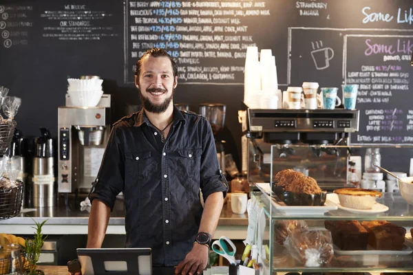 咖啡店柜台后面的男咖啡师肖像 — 图库照片