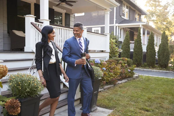 Zakelijke Paar Verlaten Suburban Huis Voor Pendelen Naar Het Werk — Stockfoto