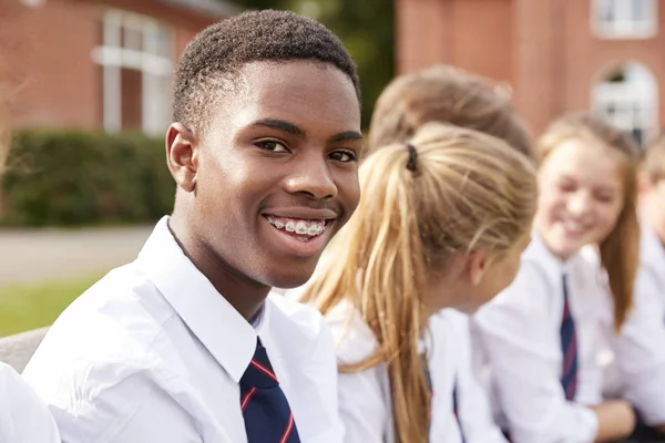 Porträtt Tonåriga Elever Uniform Utsidan Skolbyggnader — Stockfoto