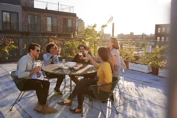 Fünf Freunde Sitzen Einem Tisch Auf Einem Dach Und Stoßen — Stockfoto