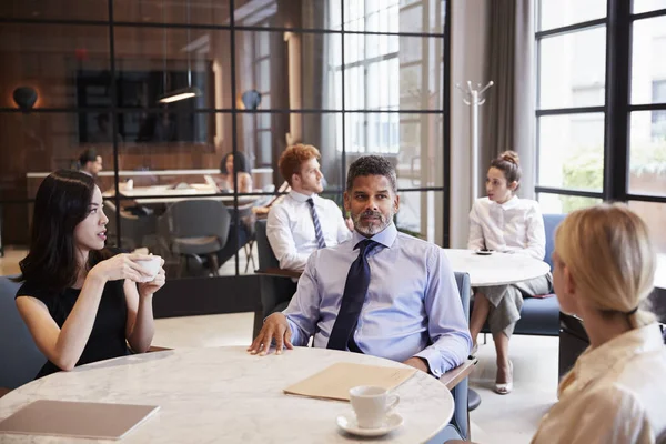 Collega Praten Hun Office Café — Stockfoto