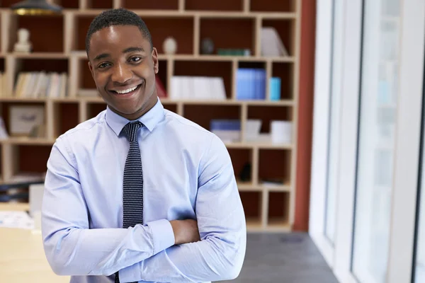 Joven Hombre Negocios Negro Sonriendo Cámara Una Sala Juntas — Foto de Stock