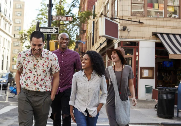 Grupp Vänner Som Korsar Urban Street New York City — Stockfoto