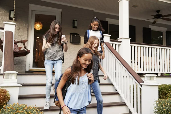 Čtyři Dospívající Přítelkyně Opustit Dům Pro Školy — Stock fotografie
