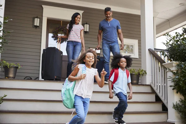 Família Com Bagagem Deixando Casa Para Férias — Fotografia de Stock