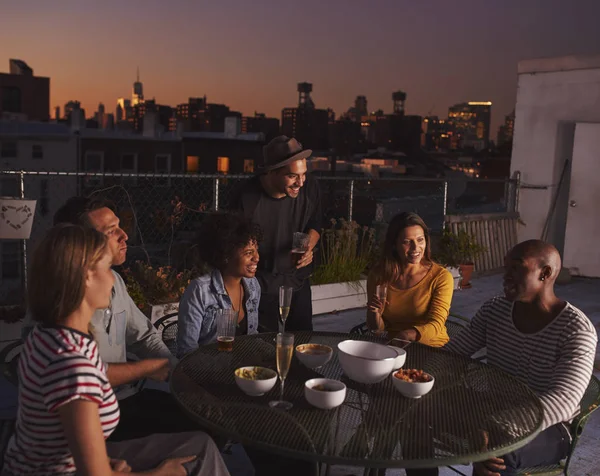 Amigos Adultos Hablando Una Mesa Una Azotea Por Noche — Foto de Stock