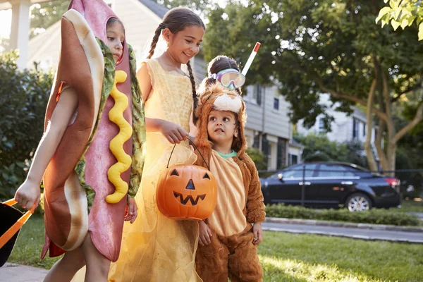 Barn Bär Halloween Kostymer För Bus Eller Godis — Stockfoto